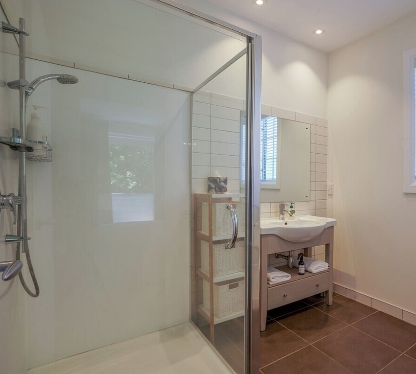 Second private ensuite bathroom featuring modern fixtures at Crab Shack Cottage