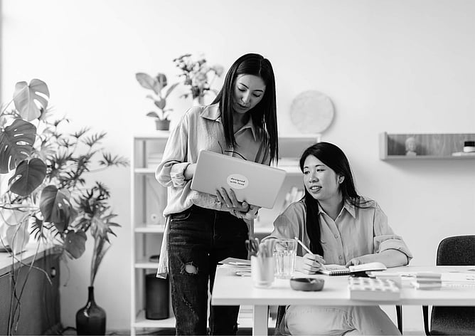 Manager giving an employee constructive feedback