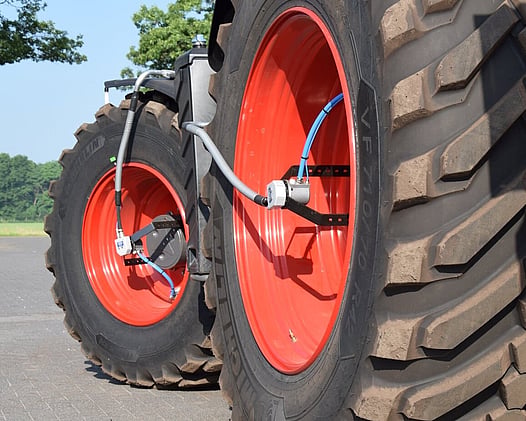 Tractor wheels with PTG tyre inflation systems