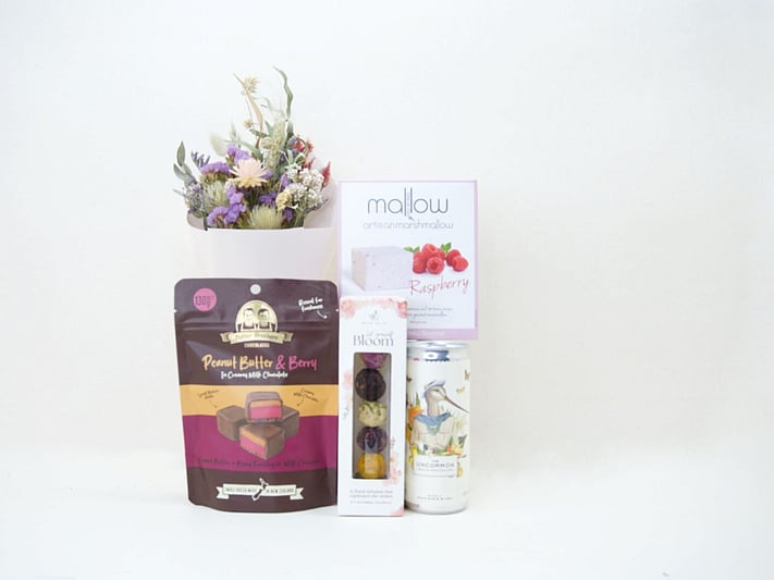 Floral Comfort gift box NZ — premium NZ-made gifts including Decobyd dried flowers, Better Tea blooming tea balls and Uncommon wine