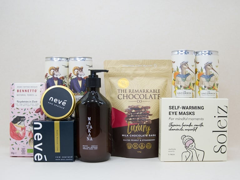 Deluxe Pamper gift box NZ — premium NZ-made gifts including Nevé candle, Bennetto chocolate and Soleiz eye mask
