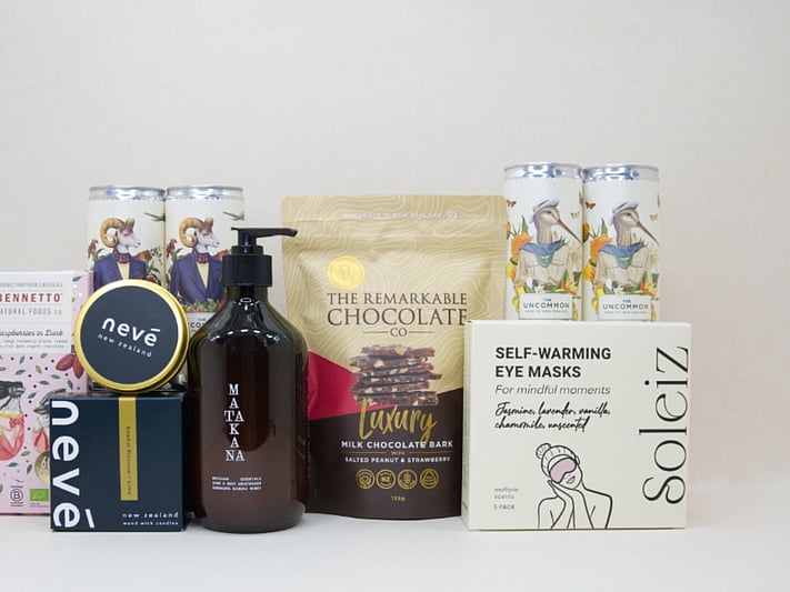 Deluxe Pamper gift box NZ — premium NZ-made gifts including Nevé candle, Bennetto chocolate and Soleiz eye mask