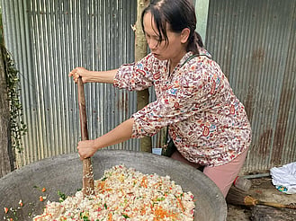 Sa stiring huge amount of fried rice
