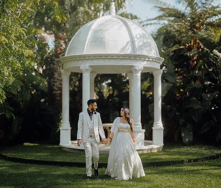 IndIndian newlyweds at Settlers Country Manor garden