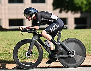 Para cyclists battle heat at World Championships