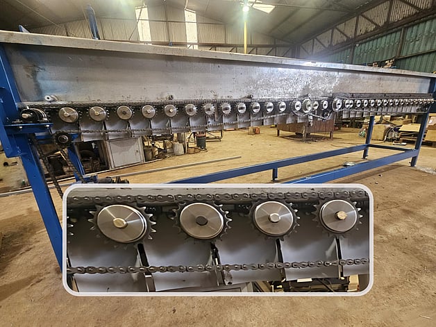 Fruit washing conveyor fitted with the new PVC/foam composite buffer cover