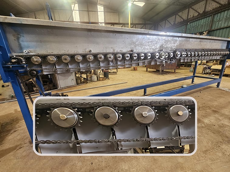 Fruit washing conveyor fitted with the new PVC/foam composite buffer cover