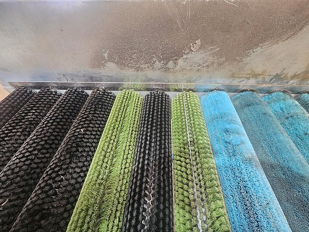 Fruit washing conveyor fitted with the new PVC/foam composite buffer cover