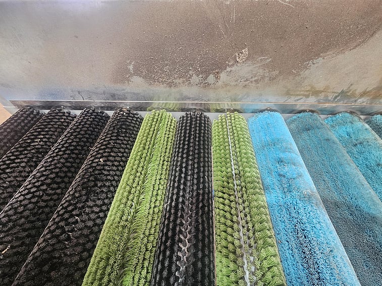 Fruit washing conveyor fitted with the new PVC/foam composite buffer cover