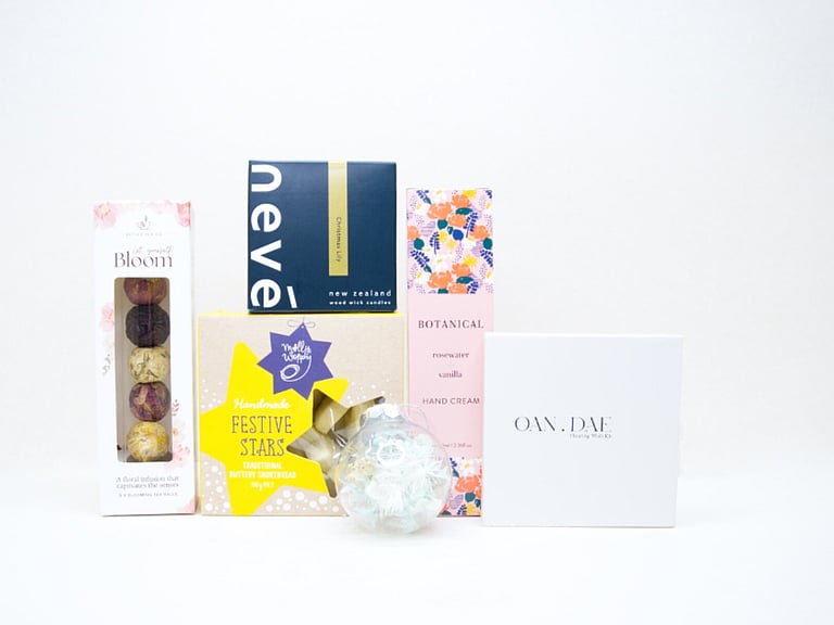 Wishes in Bloom alcohol-free Christmas gift box with blooming tea, candle, hand cream, cookies and Christmas bauble