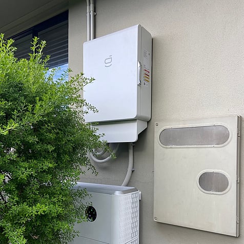 Home battery and hybrid inverter on an outside wall near Maungatautari