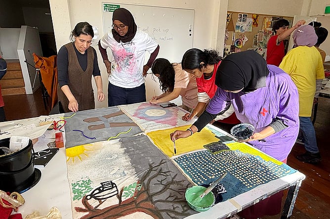 A Mixit painting session wth youth