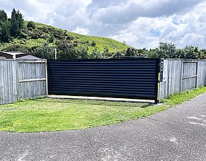 Modern large slat sliding gate