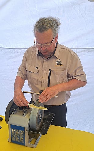 Sharpening a knife on the Tormek wheel