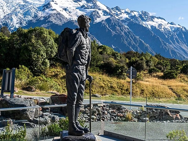 Sir Edmund Hillary statue facing Aoraki / Mount Cook
