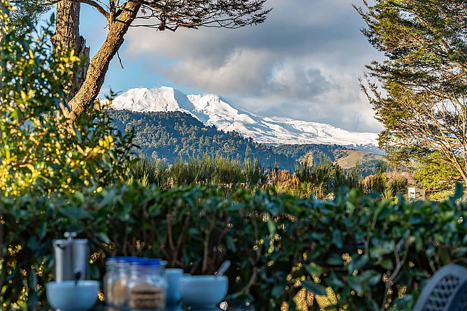 Two Rivers Ohakune: Enjoying coffee and a slow breakfast on the deck, with mountian view and the rivers close by.