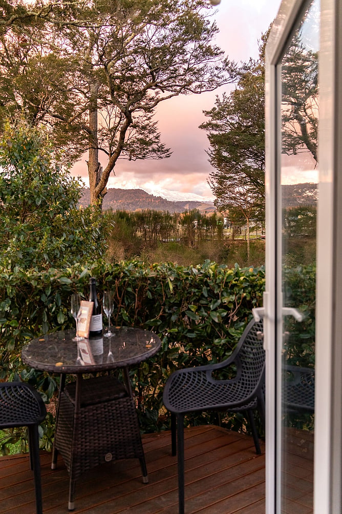 Two Rivers Ohakue: In the evening, the skies often turn pink - an ideal opportunity to sit with a nice glass of wine and relax